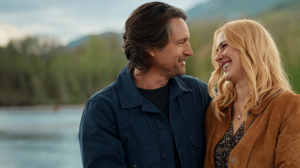 Alexandra Breckenridge et Martin Henderson dans Virgin River